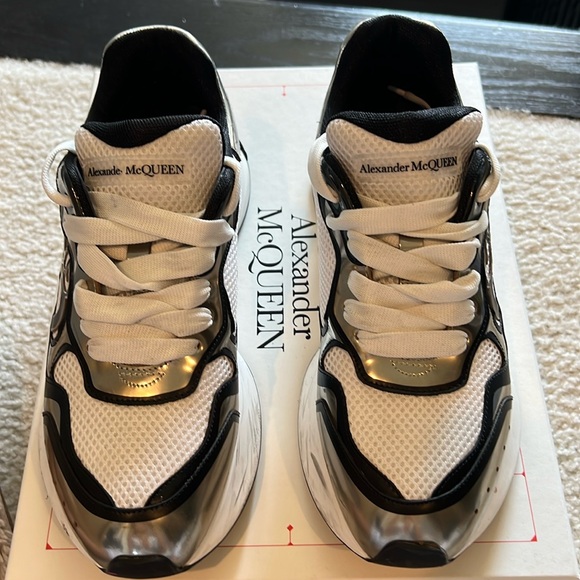 Alexander McQueen’s - Picture 2 of 9